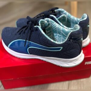 Woman’s Puma Burst Chevron Soft Foam shoes. Size 8.5. Blue.